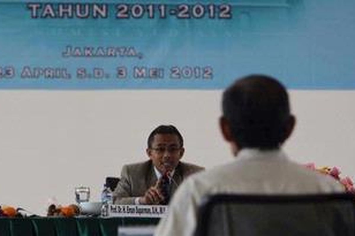 Ilustrasi. Ketua Komisi Yudisial (KY) Erman Suparman (kiri), mewawancarai calon Hakim Agung Suhardjono saat seleksi calon hakim agung di Gedung KY, Jakarta, Senin (23/4/2012). Sebanyak 45 calon hakim agung diseleksi untuk menggantikan lima hakim agung yang memasuki masa pensiun pada 2012.    