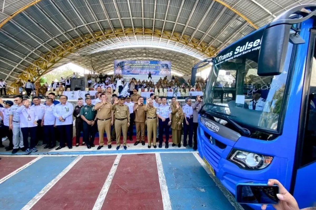 DAMRI meluncurkan Bus Trans Sulawesi Selatan DAMRI pada Senin (10/6/2024) di Alun-Alun Kota Pangkep, Kabupaten Pangkajene dan Kepulauan.
