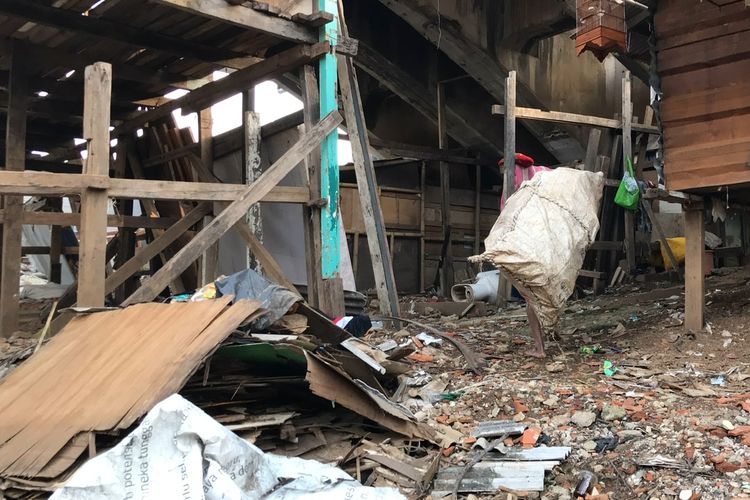 Suparno (69) atau dikenal dengan sebutan Pak Kentir memikul karung berisi barang-barang rongsok dan sampah plastik tepatnya di bawah jembatan bersejarah di kawasan Manggarai, Tebet, Jakarta Selatan pada Jumat (12/3/2021) sore. Pak Kentir sehari-hari mencari sampah dan barang rongsok untuk dijual demi memenuhi kebutuhan sehari-hari.