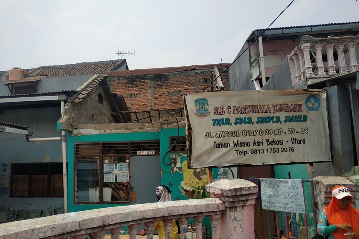 Atap SLB Bundaku di Wisma Asri, Telukpucung, Bekasi Utara ambruk sejak sebulan silam.