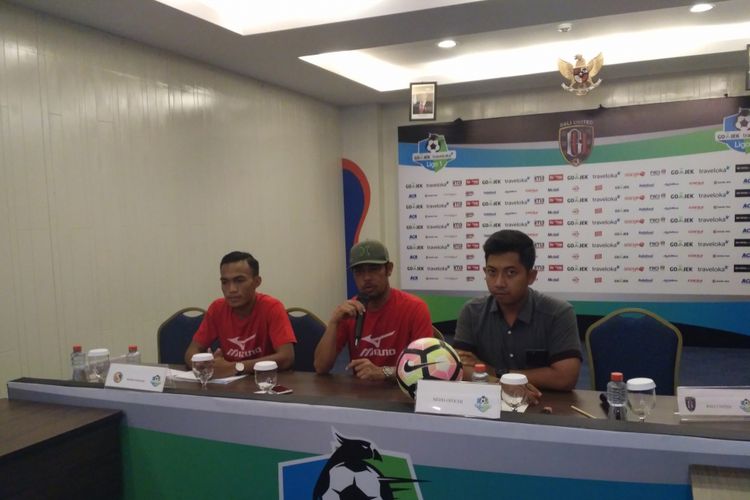Pelatih Semen Padang Nilmaizar saat menggelar jumpa pers di Kuta, Rabu (3/5/2017)