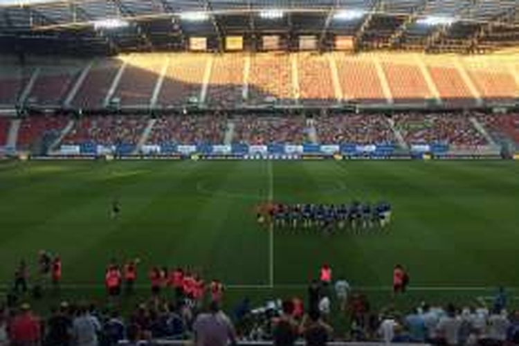 Pemain Chelsea dan Wolfsberger AC bersalaman jelang pertandingan di Stadion Worthersee, Rabu (20/7/2016) waktu setempat. 