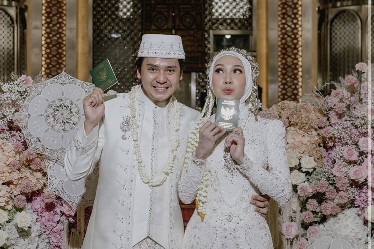 Aktor Arbani Yasiz menikah dengan Raissa Ramadhani di Masjid Istiqlal, Jakarta Pusat, pada Sabtu (9/8/2025) ini. Intip busana pernikahannya berikut.