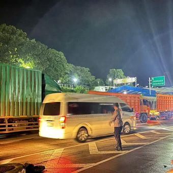 Suasana kepadatan kendaraan di area pintu masuk Pelabuhan Bakauheni, Lampung. 
