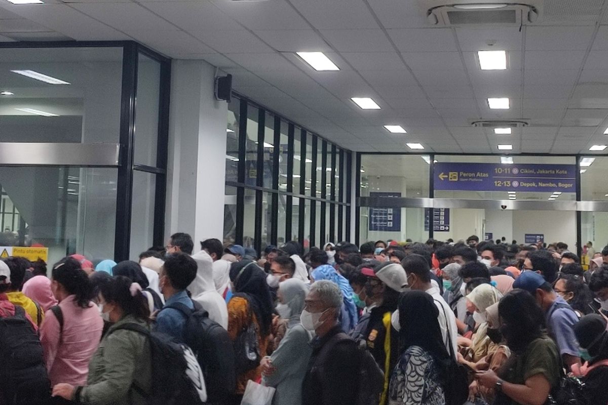 Antrean panjang penumpang kereta rel listrik (LRL) terjadi di Stasiun Manggarai, Tebet, Jakarta Selatan, saat jam pulang kerja pada Jumat (27/1/2023) sore. 