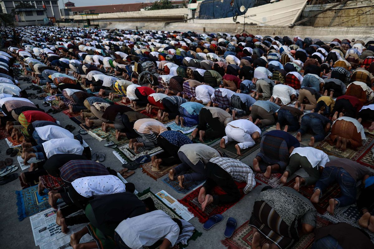 Umat muslim melaksanakan shalat Raya Idul Adha 1440 Hijriah di Pelabuhan Sunda Kelapa, Jakarta Pusat, Minggu (11/8/2019). Setelah melaksanakan ibadah salat id Idul Adha mayoritas umat muslim melaksanakan penyembelihan hewan kurban untuk memperingati perintah Allah kepada Nabi Ibrahim yang menyembelih domba sebagai pengganti putranya.