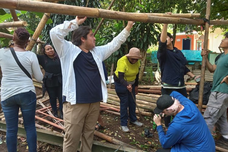 Sejumlah mahasiswa ITB bersama mahasiswa asal Florida Amerika Serikat membangun balai warga di lokasi gempa Cianjur, Jawa Barat, Minggu (18/6/2023). Gazebo yang dibangun ini nantinya dijadikan sebagai ruang pertemuan warga.