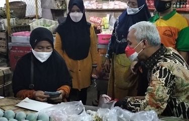 Momen Ganjar Pranowo Temani Warga Buka Amplop Bantuan Saat ...