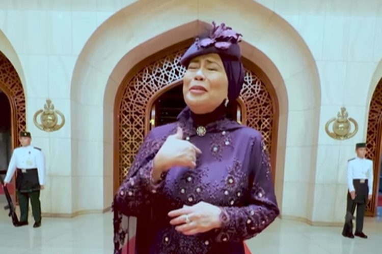 Dewi Yull saat menyanyi di resepsi pernikahan Pangeran Abdul Mateen