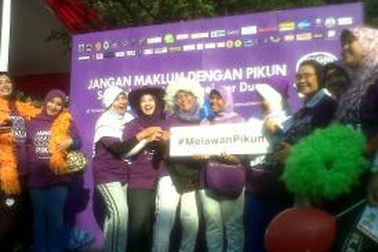 Ibu-ibu yang sudah berusia lanjut ini berekspresi usai menjalani jalan sehat gerakan melawan pikun di Jalan Pahlawan Semarang, Minggu (28/9/2014)