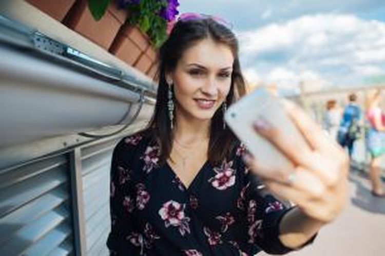 Gunakan kamera ponsel untuk foto selfie untuk dijadikan foto profile akun milik Anda. 