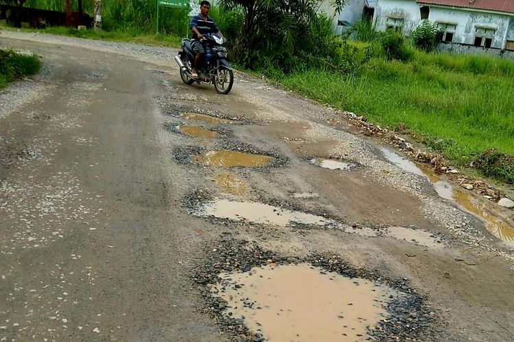 Dinas Pekerjaan Umum Kota Medan memperbaiki Jalan Petunia di Kelurahan Namogajah, Kecamatan Medantuntungan, yang bertahun-tahun rusak parah.