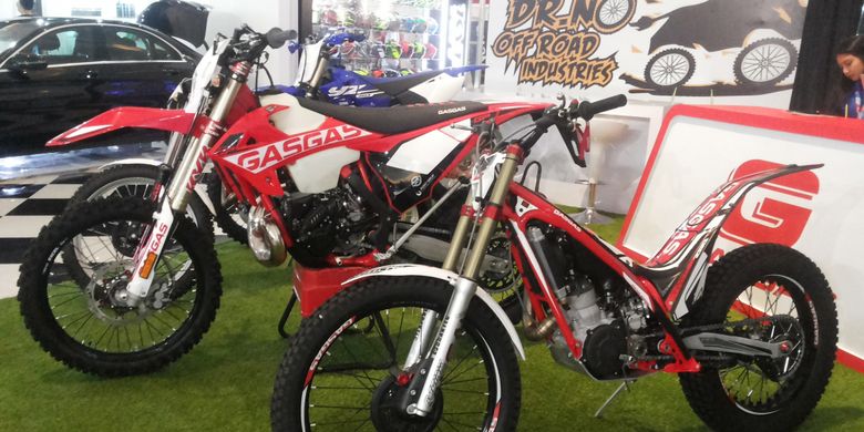 Deretan motor yang dipajang di stan Gas Gas pada hari ketiga pameran Indonesia International Motor Show (IIMS) 2018, JIExpo Kemayoran, Jakarta, Sabtu (21/4/2018).