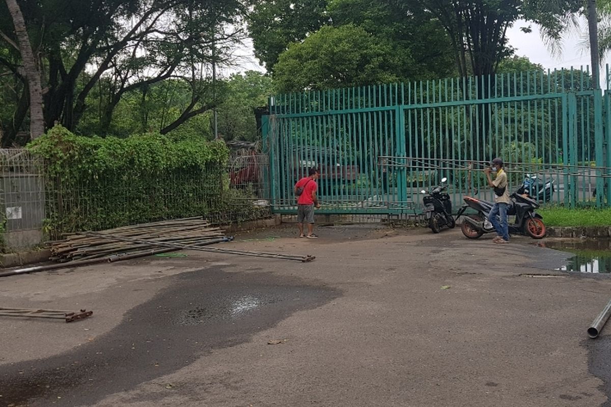 Sejumlah pekerja mengangkut tiang-tiang tenda di area lokasi gelaran street race yang akan dilaksanakan pada Minggu (16/1/2022).