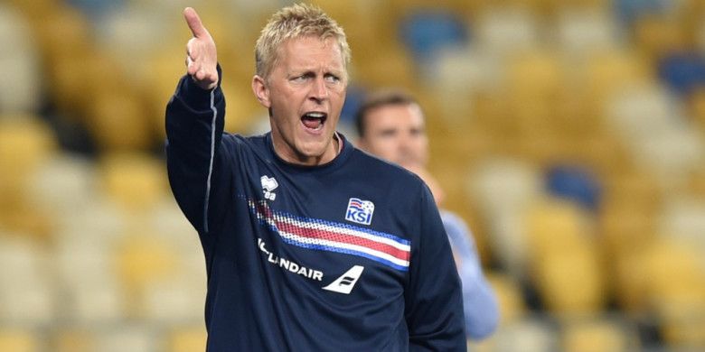 Reaksi Heimir Hallgrimsson saat memimpin tim nasional Islandia dalam partai Kualifikasi Piala Dunia lawan Ukraina di Kiev, 5 September 2016.