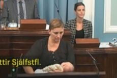 Anggota Parlemen Islandia Menyusui Bayinya Sambil Berpidato di Podium