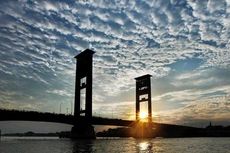 6 Area Wisata di Jembatan Ampera Palembang, Mampir Warung Terapung
