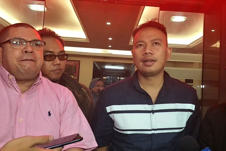 Vicky Prasetyo bersama kuasa hukumnya Razman Nasution dan tim saat ditemui di Polres Jakarta Selatan, Senin (26/11/2018).