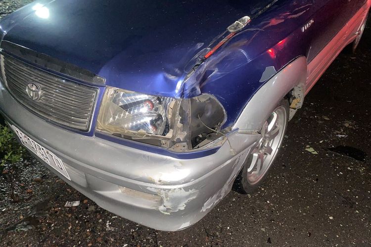 Mobil Kijang yang terlibat kecelakaan dengan pejalan kaki di Jalan Brawijaya, Bantul. Jumat (22/11/2024)