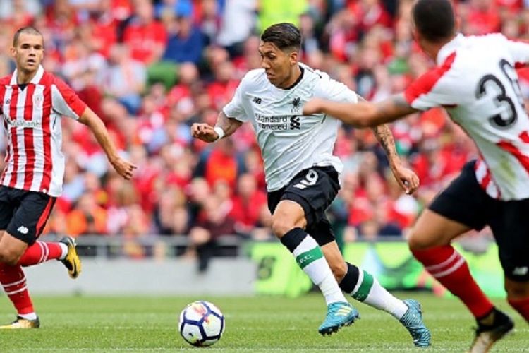 Liverpools Brazilian midfielder Roberto Firmino (C) runs through the Bilboa defence during the pre-season friendly football match between Athletic Bilbao and Liverpool at Aviva stadium in Dublin, Ireland on August 5, 2017.  / AFP PHOTO / Paul FAITH        (Photo credit should read PAUL FAITH/AFP/Getty Images)
