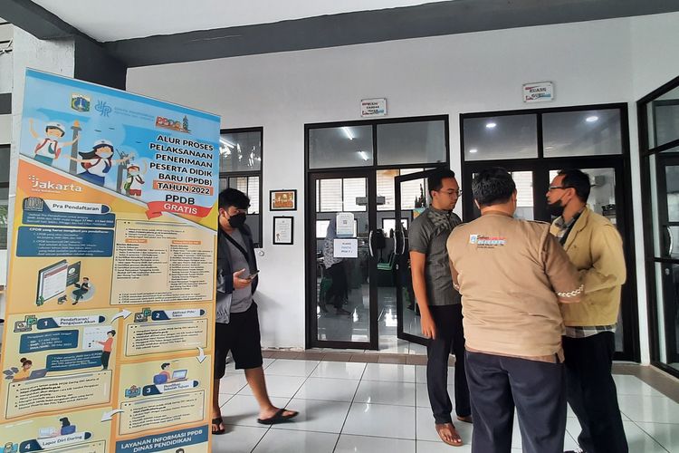 Suasana salah satu posko PPDB yang berada di SMK Negeri 26, Rawamangun, Pulogadung, Jakarta Timur, Jumat (3/6/2022).