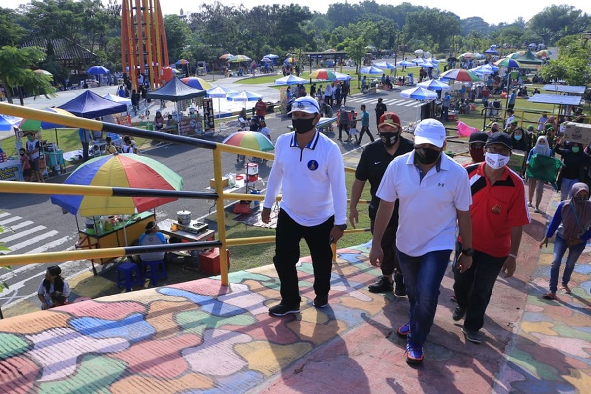 Walikota Madiun, Maidi bersama Forpimda mengecek kondisi Sunday Market yang mulai dibuka kembali di era new normal.