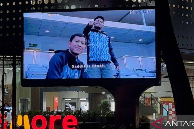 Pemain anyar Persib Bandung Saddil Ramdani saat dikenalkan kepada publik melalui cuplikan video pendek di videotron Jalan Dago, Kota Bandung, Jawa Barat, Rabu (11/6/2025).