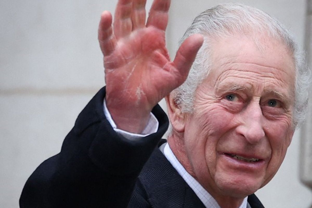Raja Charles III melambaikan tangannya saat keluar dari London Clinic di Inggris pada Senin (29/1/2024) usai menjalani operasi pembesaran prostat. Charles mundur dari tugas publik untuk menjalani pengobatan kanker.