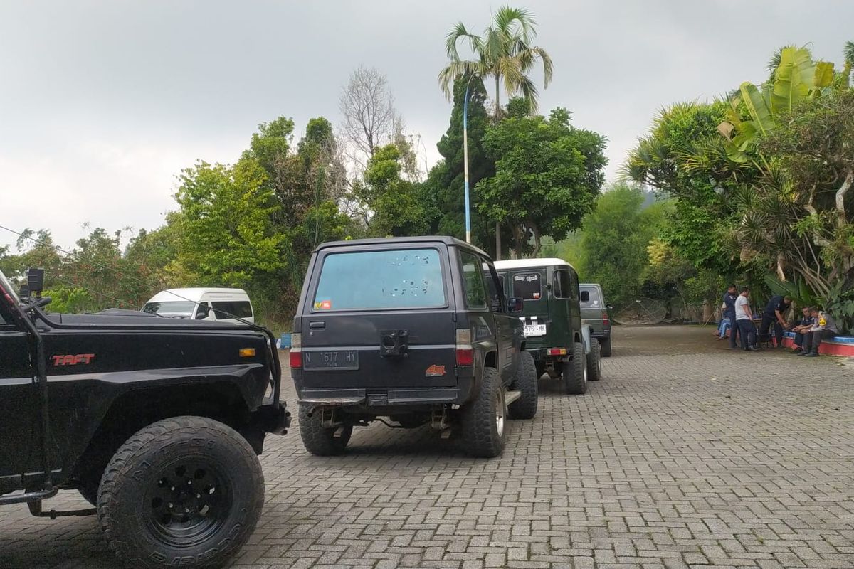 Sejumlah jip Bromo menunggu giliran uji kir di Sukapura, Kabupaten Probolinggo, Jawa Timur, Kamis (7/12/2823). 