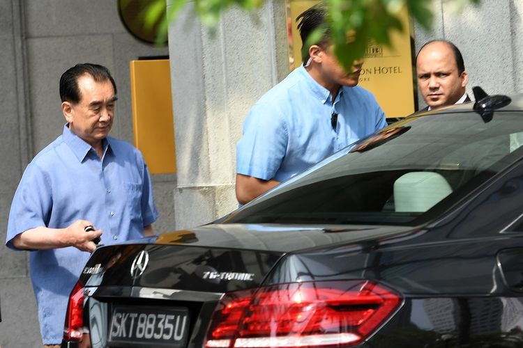 Kepala Staf de facto Korea Utara Kim Chang Son (kiri), yang dijuluki Kepala Pelayan Pemimpin Tertinggi Kim Jong Un ketika meninggalkan hotel di Singapura pada 29 Mei 2018.