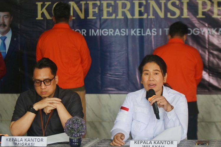 Kepala Kantor Wilayah Direktorat Jenderal Imigrasi DIY, Junita Sitorus saat memberikan keterangan terkait dua orang warga negara asing yang diamankan Kantor Imigrasi Yogyakarta.