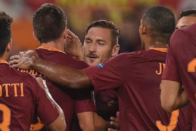 Francesco Totti mendapat pelukan dari rekan-rekannya seusai menjadi kreator gol AS Roma ke gawang Astra pada laga Liga Europa di Stadion Olimpico, Kamis (29/9/2016). 