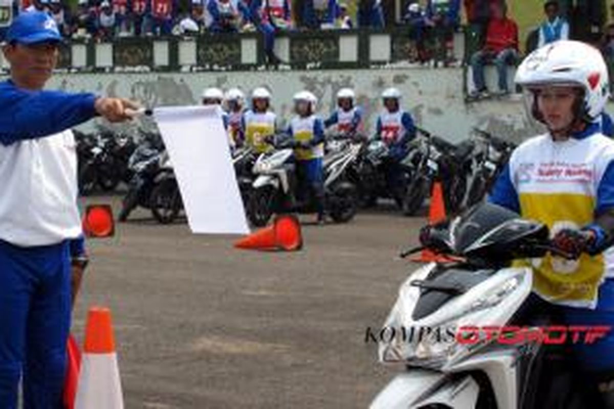 Instruktur wanita ikut memeriahkan Astra Honda Safety Riding Intructors' Competition (AH-SRIC), di Secapa AD, Bandung, 9-10 Juni 2014. 