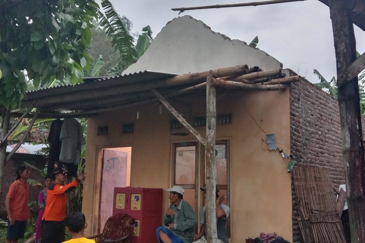 Kondisi rumah Sutomo, warga Dusun Dongeng, Desa Jarak Kulon, Kecamatan Jogoroto, Kabupaten Jombang, Jawa Timur, akibat diterjang angin puting beliung, Rabu (16/3/2022).