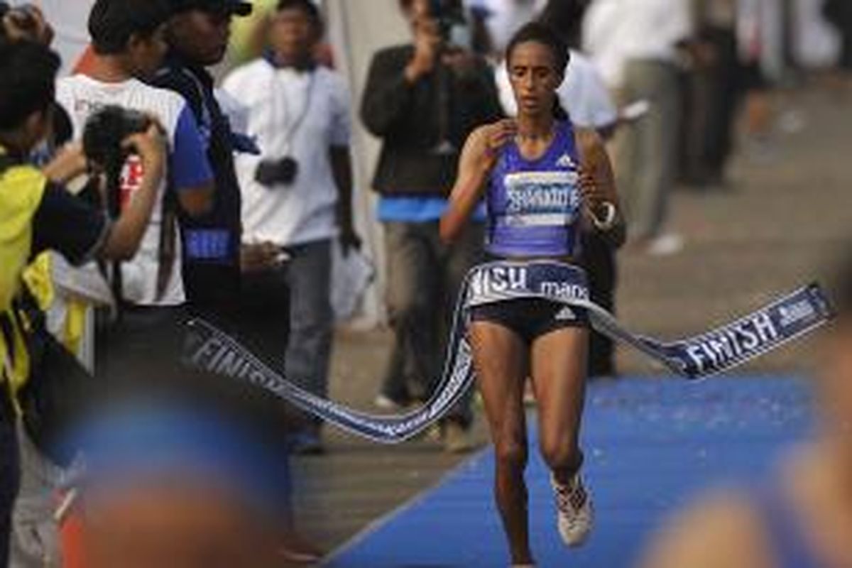 Pelari elite Ethiopia Mestawot Tadesse Shankutie menjadi yang tercepat dalam Mandiri Jakarta Marathon 2015 di Silang Monas Barat Daya, Jakarta, Minggu (25/10/2015). Mestawot Tadesse Shankutie  menjadi ratu kategori marathon elite runner putri dengan catatan waktu 2 jam 43 menit 29 detik.