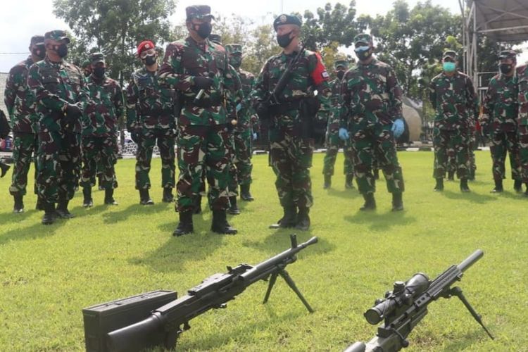 Panglima TNI Marsekal TNI Hadi Tjahjanto mengecek kesiapan Batalyon Infanteri Para Raider 501/Bajra Yudha dari Yonif Para Raider 501/Bajra Yudha Madiun sebelum dikirim ke medan penugasan di Intan Jaya, Papua, Kamis (28/1/2021).