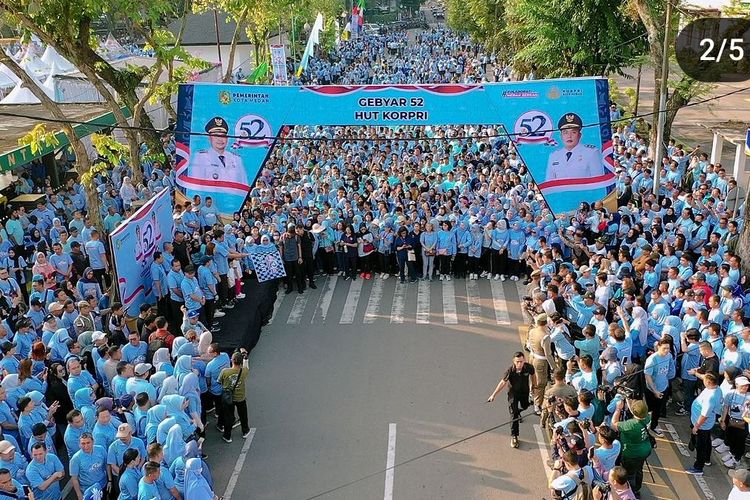 Ratusan peserta mengenakkan atribut biru saat mengikuti kegiatan HUT ke-52 Korpri di Lapangan Benteng Medan, Sabtu (27/1/2024)