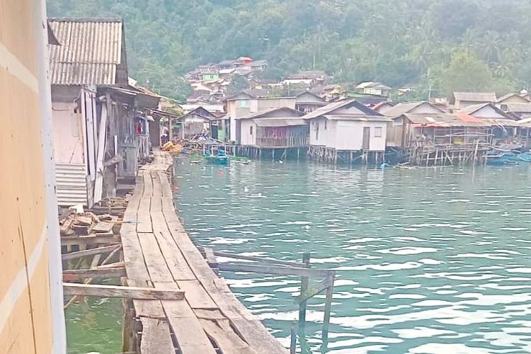 Cerita Warga Pesisir Lampung Tinggal di Rumah Panggung di Atas Laut demi Hindari Banjir Rob