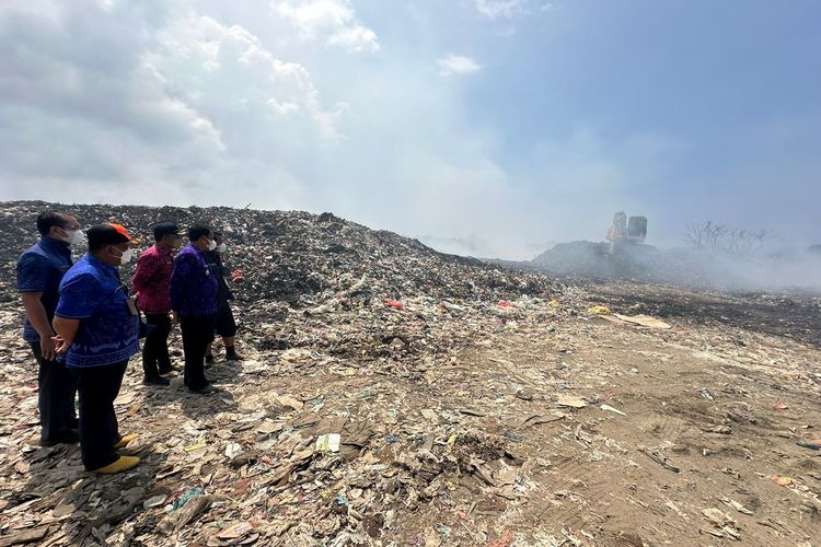 Kondisi Tempat Pembuangan Akhir (TPA) Bengkala, di Desa Bengkala, Kecamatan Kubutambahan, Kabupaten Buleleng, Provinsi Bali, yang terbakar.