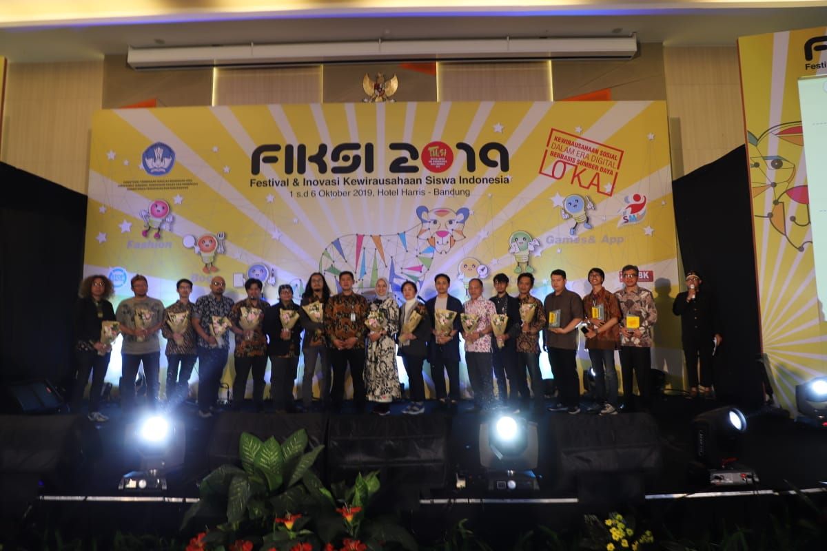 Festival Inovasi dan Kewirausahaan Siswa Indonesia (FIKSI) 2019 telah resmi ditutup pada Minggu 6 Oktober 2019 di Bandung Jawa Barat. 