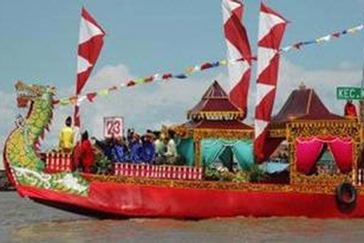 ILUSTRASI - Sebanyak 24 peserta mengikuti lomba perahu hias pada Festival Sriwijaya XXXVII di perairan Sungai Musi Palembang, Sumatera Selatan, Selasa (17/6).