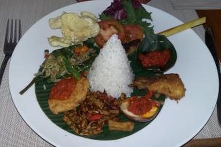 Nasi megibung, makanan khas Bali, berisi aneka lauk pauk dan sayuran.