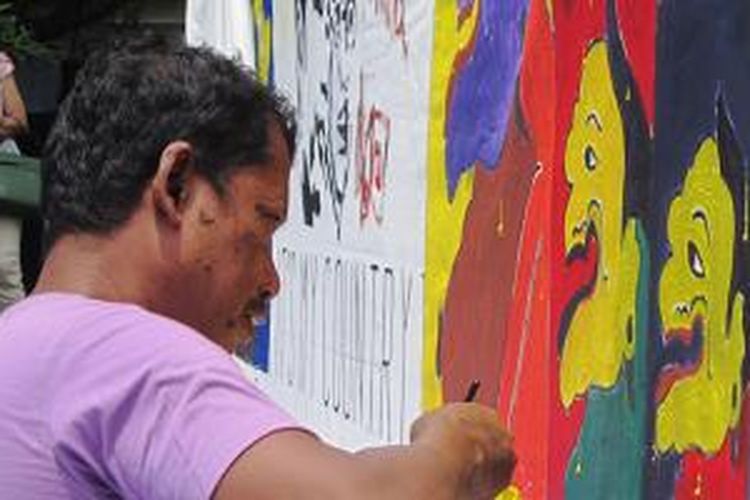 Pelukis art brut Dwi Putro Mulyono alias Pakwi tampil di Pasar Seni ITB, disaksikan Inge Setiawati, Sekretaris Perusahaan  BCA.