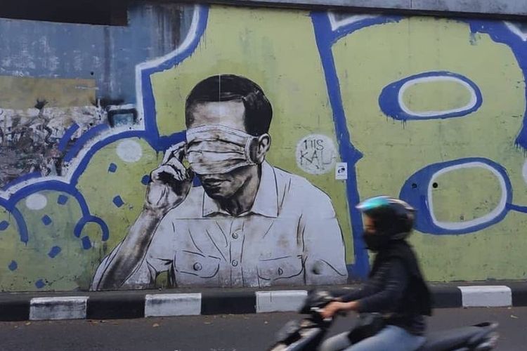 Mural yang memperlihatkan sosok yang diduga mirip Presiden RI Joko Widodo (Jokowi) sempat terpampang di tembok luar jembatan Pasupati, Jalan Prabu Dimuntur, Kota Bandung.