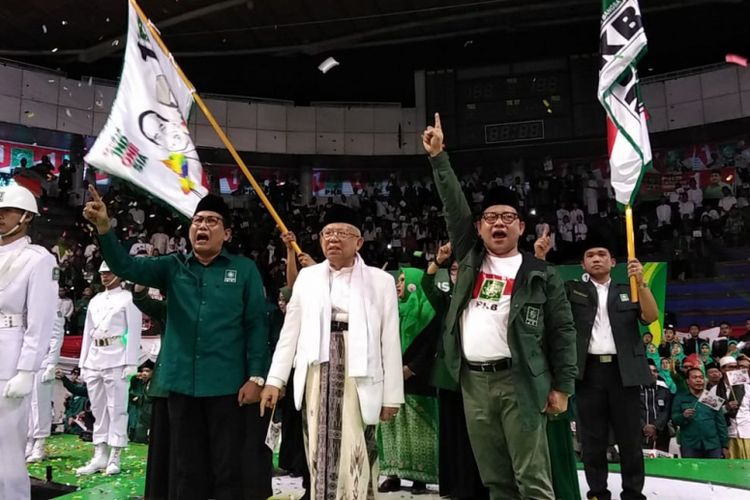 Cawapres Maruf Amin didampingi Ketua Umum PKB Muhaimin Iskandar dan Ketua DPW PKB Jatim Halim Iskandar dalam acara deklarasi dan konsolidasi kader PKB di DBL Arena, Jl. A. Yani, Surabaya, Sabtu (29/9/2018).