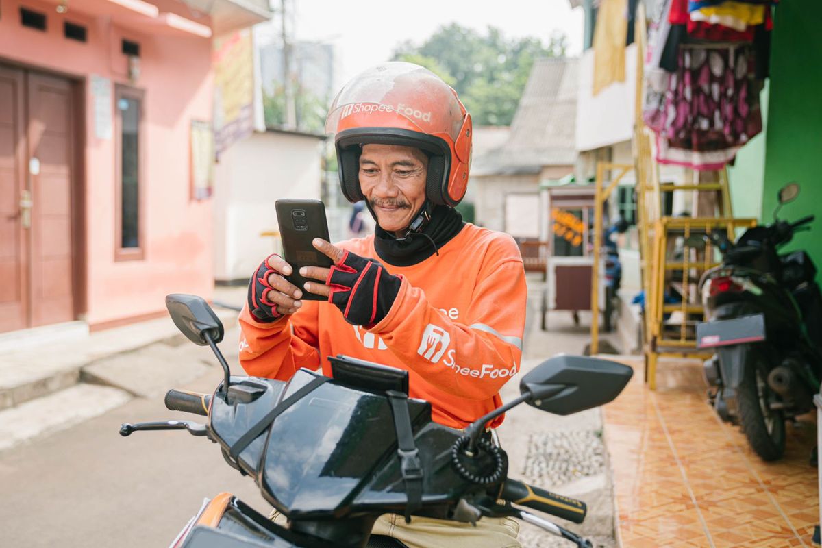 Ajie Gunadi (59), driver ojol berusia senja yang berusaha memaksimalkan penggunaan teknologi untuk
mencari nafkah.  
