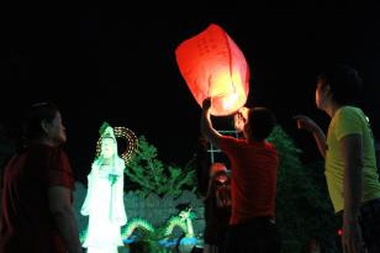 Beberapa warga Tionghoa saat akan menerbangkan lampion dalam puncak perayaan Festival Kue Bulan, di halaman Vihara Vajra Bumi Kertayuga, Jalan A.Yani II, Pontianak, Kalimantan Barat (19/9/2013)