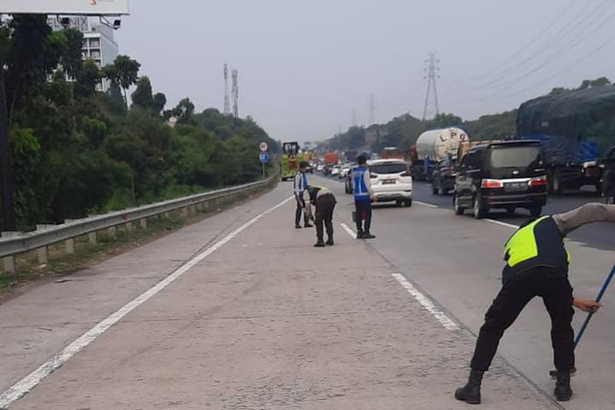 Telah terjadi peristiwa tumpahan muatan paku di KM 48+800 arah Cikampek Ruas Jalan Tol Jakarta-Cikampek pada Sabtu (27/8/2022).