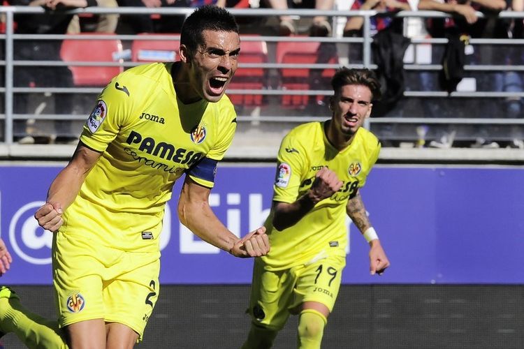 Gelandang Villarreal Bruno Soriano (kiri) merayakan setelah mencetak gol pertama timnya selama pertandingan sepak bola liga Spanyol antara SD Eibar dan Villarreal CF di stadion Ipurua di Eibar pada 30 Oktober