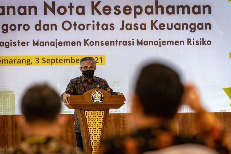 Ketua Dewan Komisioner Otoritas Jasa Keuangan (OJK) Wimboh Santoso di Semarang, Jawa Tengah, Jumat (3/9/2021).